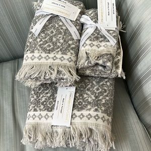 2 sets of gorgeous fringed bath towels by Mi Casa Es Tu Casa - NWT